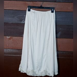 Gorgeous Large WonderMaid Cream Stunning Lace Detail Half Slip